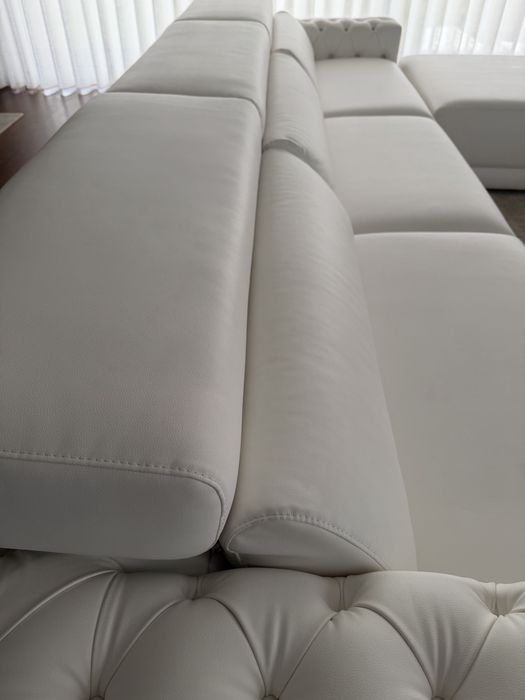Sofá de Luxo Branco – Design Moderno c/ Capitonê e Puff Independente