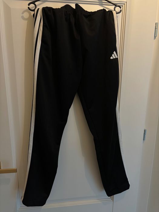 Nowy dres damski Adidas ESSENTIALS 3-STRIPES Rozmiar M. JD5434