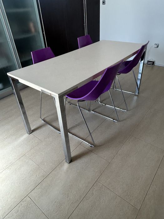 Mesa de cozinha com cadeiras