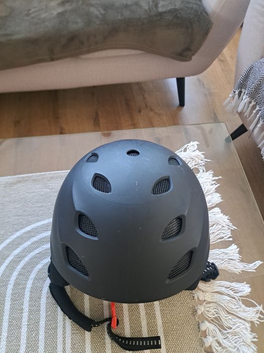 kask narciarski czarny