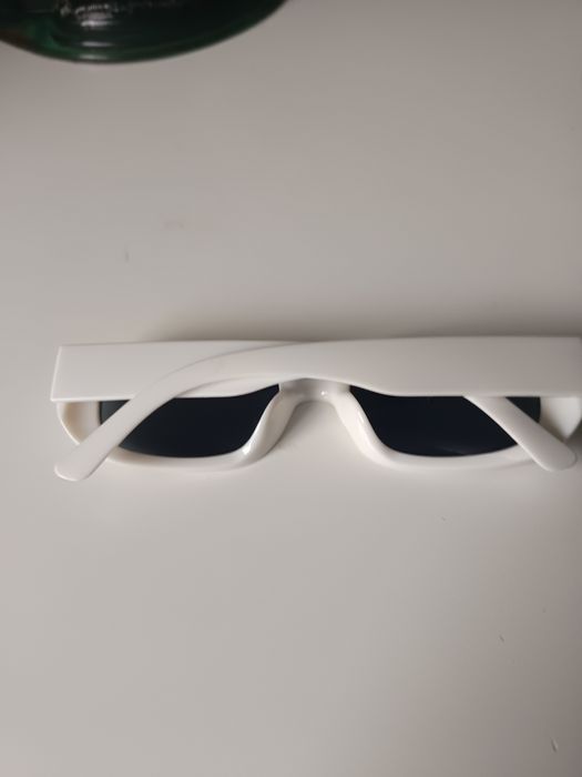 Óculos de sol brancos