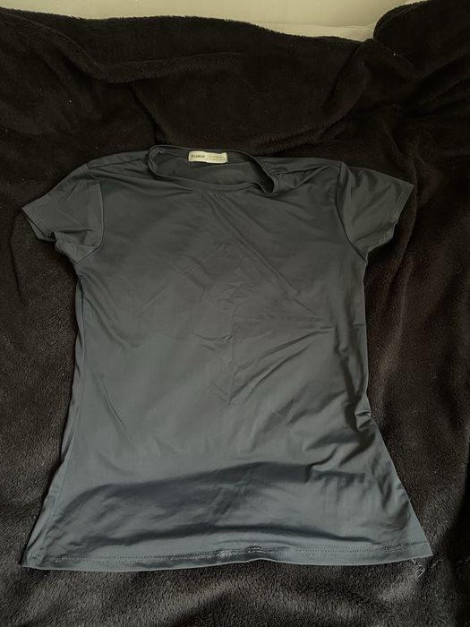 Granatowy obcisly top