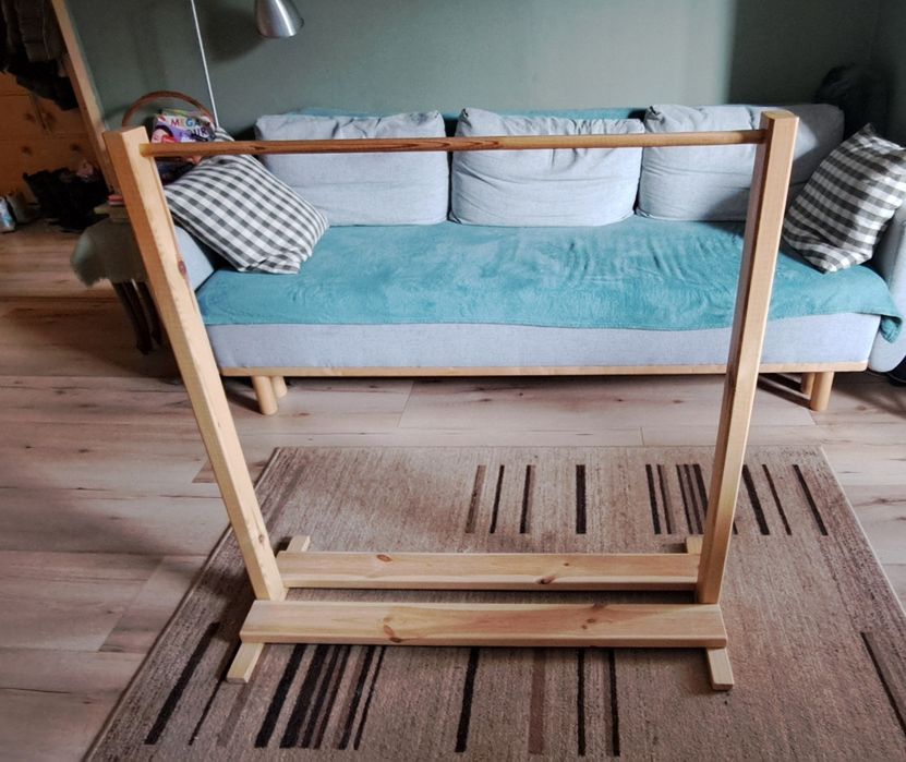 Wieszak na ubrania dla dziecka, drewniany