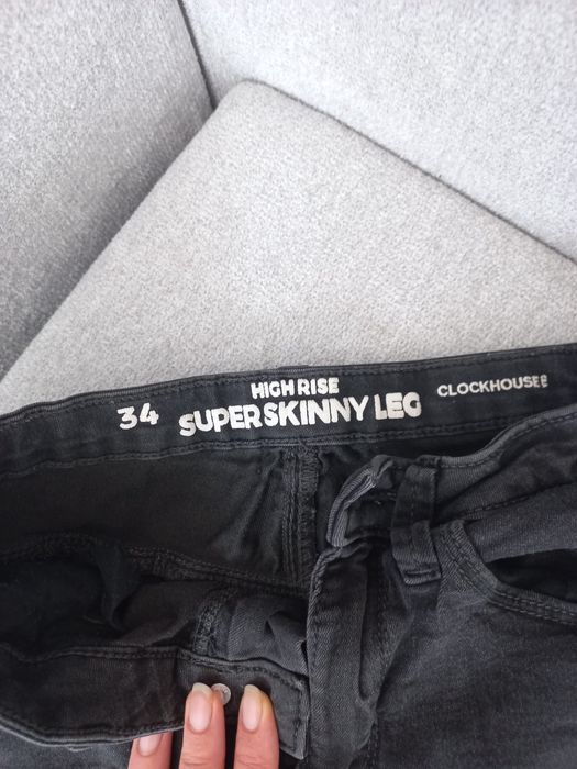 Czarne spodnie dzinsowe