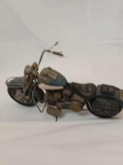 Brinquedo lata motorizada