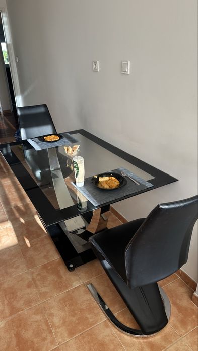 Vendo uma mesa de jantar.
