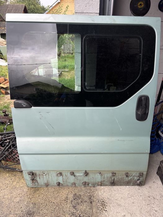 Двері бокові розсувні праві Trafic Vivaro primastar зі склом скло стекло форточка сдвижная дверь правая двери пасажир