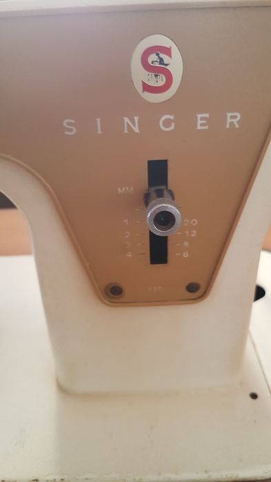 Máquina SINGER com móvel
