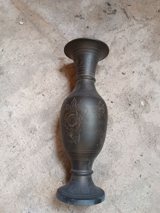 Jarra em bronze trabalhada