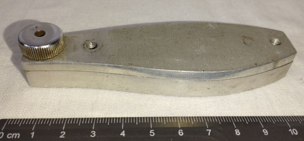 Держатель для бокового зеркала в автомобиле.