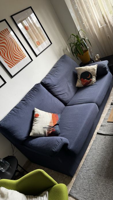 Sofá azul dois lugares.