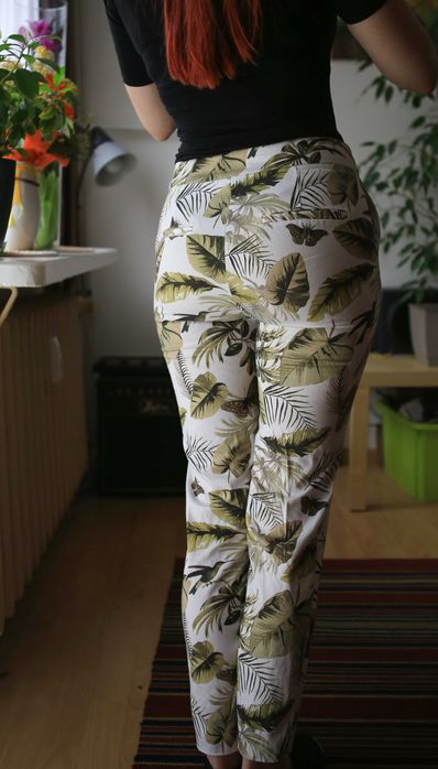 Białe spodnie w kwiaty Reserved