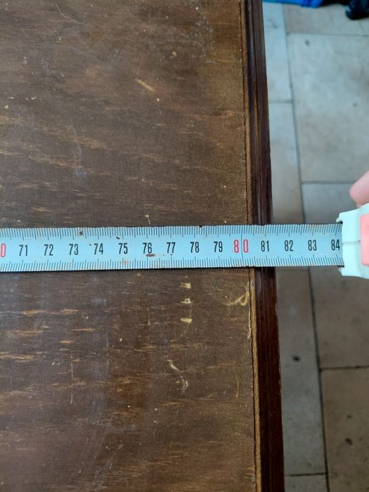 Mesinha antiga pequena de madeira com pequenas marcas de uso 25€