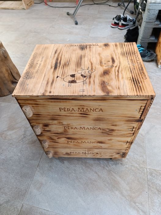 Mini sapateira ou mesa de apoio, feita de caixas de vinho