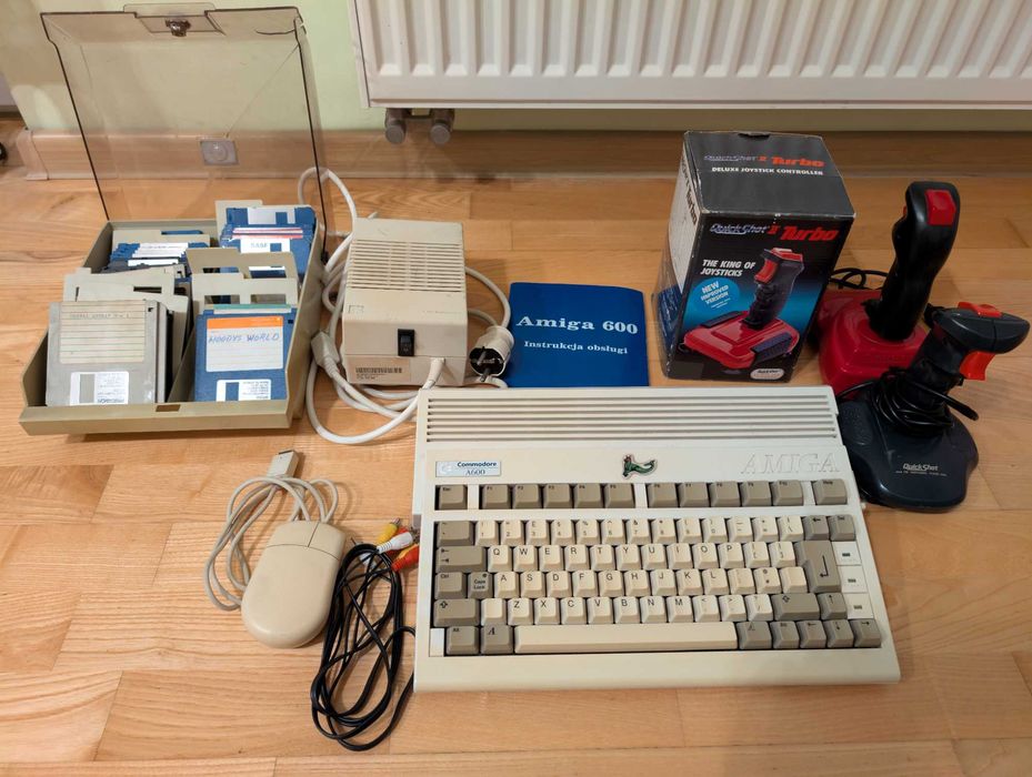 Konsola Amiga 600 Duży zestaw z akcesoriami 40 Dyskietek