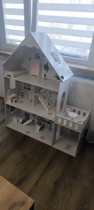 Duży domek dla lalek