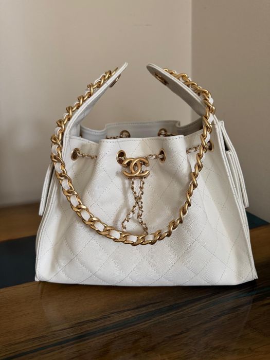 Biala torebka Chanel 25