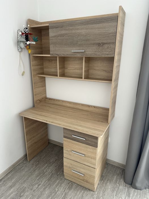 Стіл з надбудовою