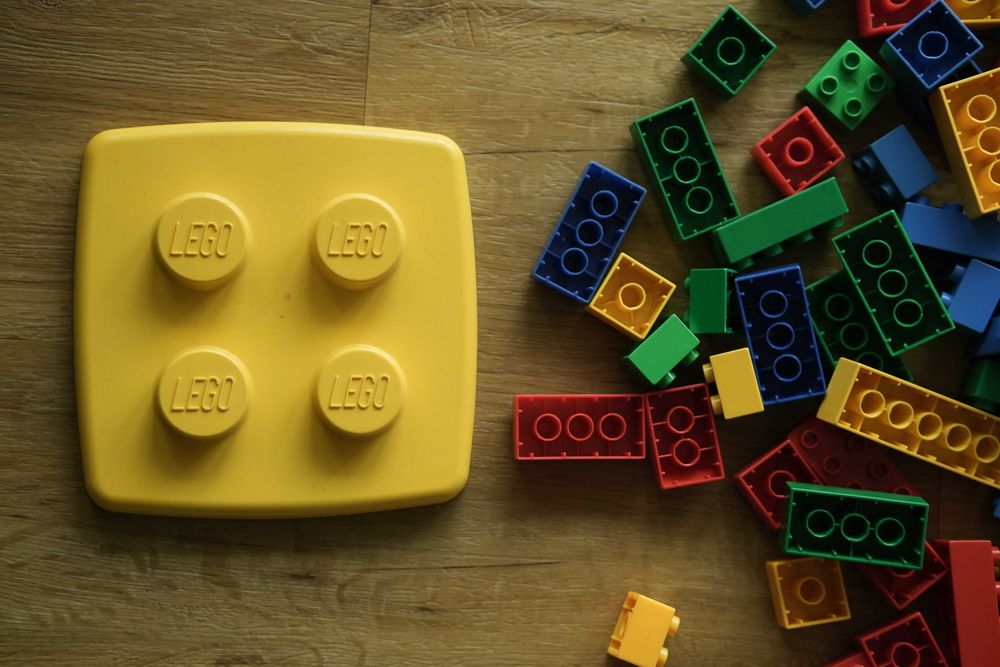 Balde cheio de peças Lego Duplo