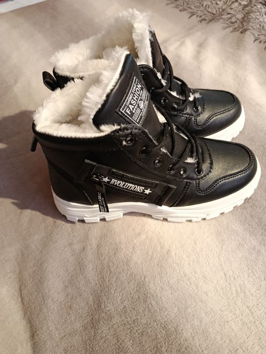 Продам женские зимние ботинки 38 размера (новые)