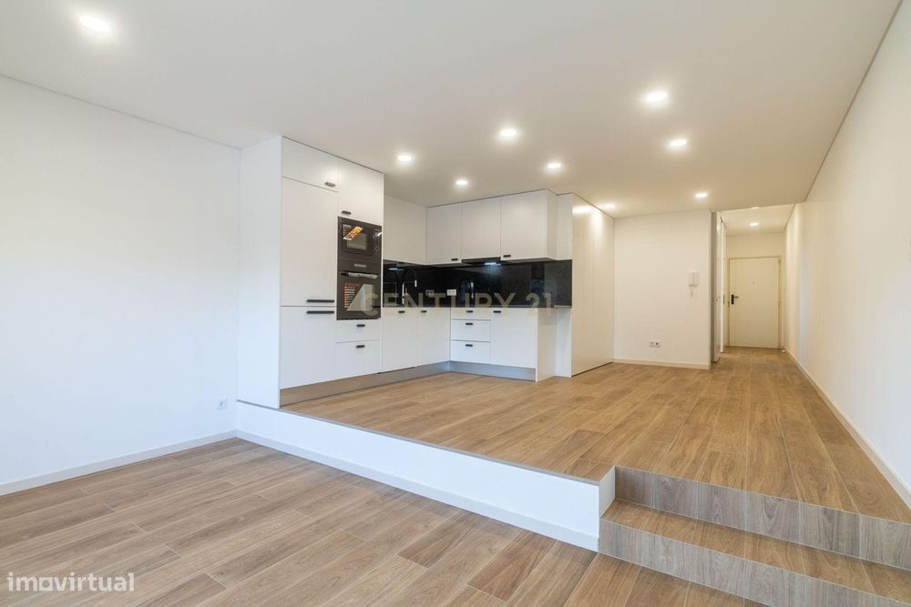 Apartamento T1 Remodelado e Mobilado no Primeiro Andar, Praia da Madal