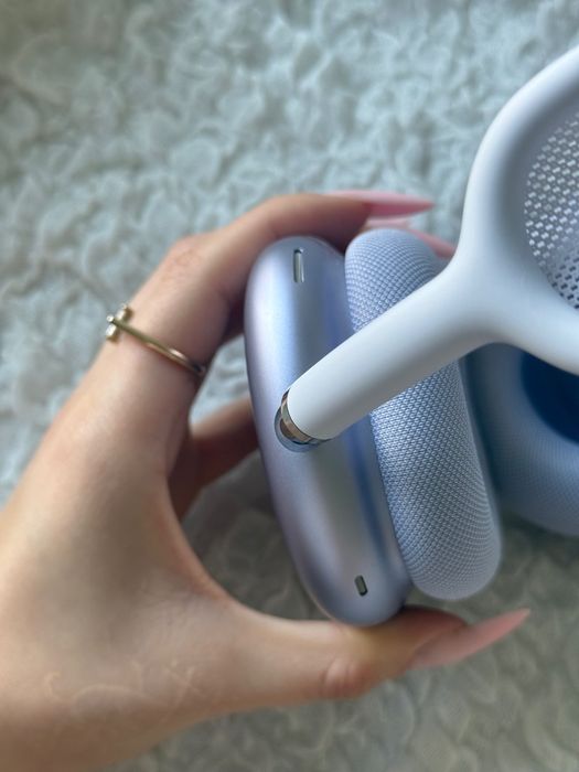 AirPods Max 2 with smart case