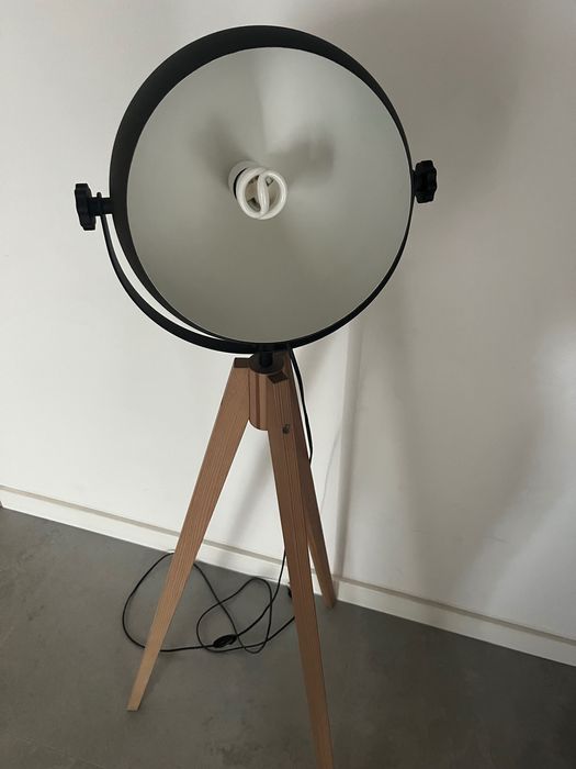Lampa stojąca trójnożna