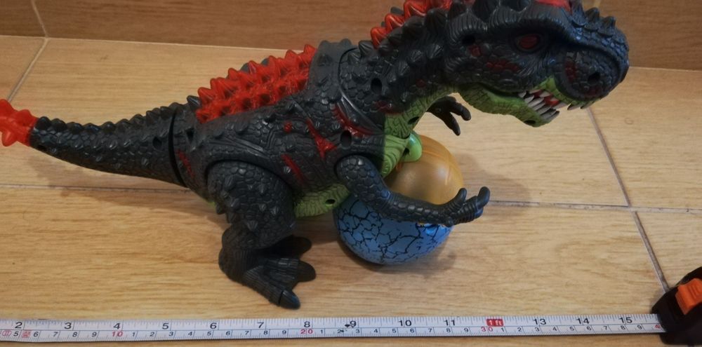 Large dinosaur in black and red64739905091713122