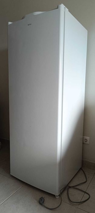 Frigorífico 1 porta QILIVE com capacidade 242L