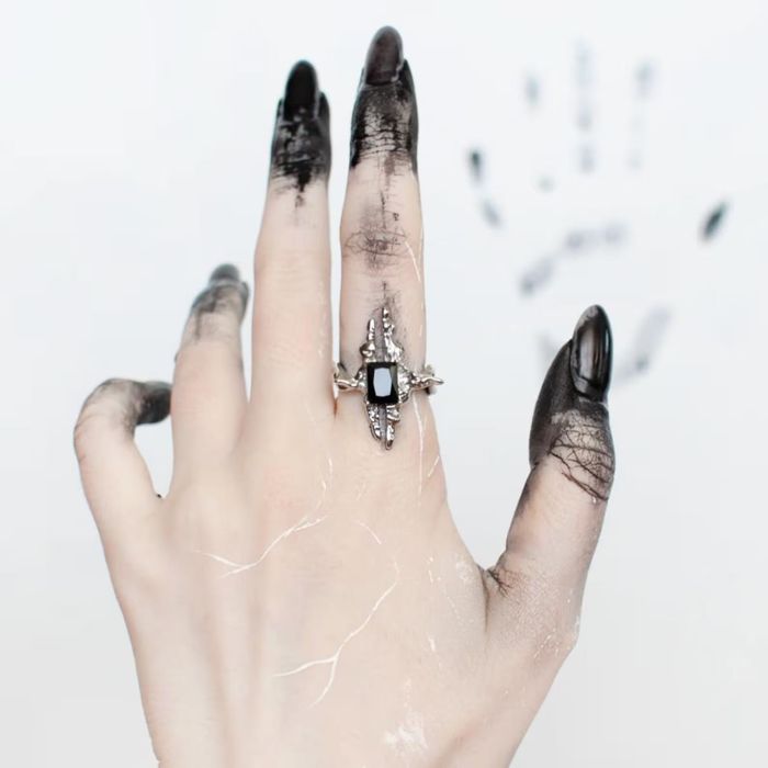Anel Prateado Massivo com Pedra Preta – Design Estético e Moderno