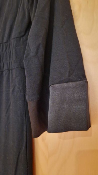 Vestido preto, com barra de cetim na bainha e mangas, tamanho L