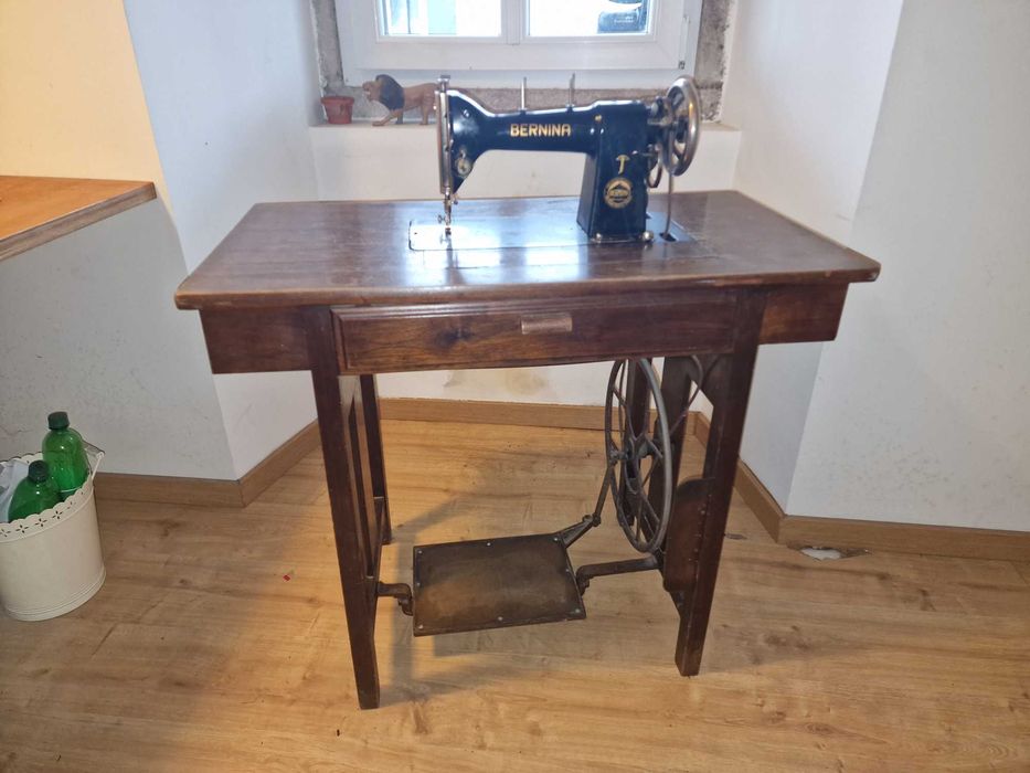 Máquina de Costura Bernina com Móvel/Armário