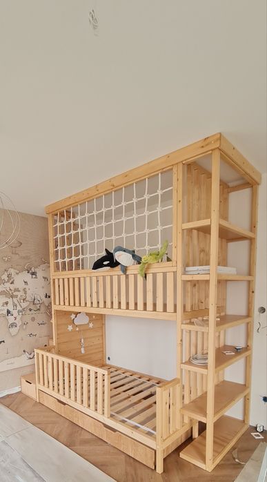 Łóżko piętrowe drewniane lakierowane z siatka i regałem