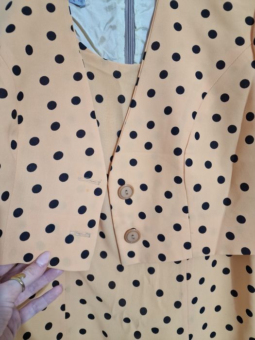 Żółta sukienka w grochy garsonka komplet damski bolerko na wesele