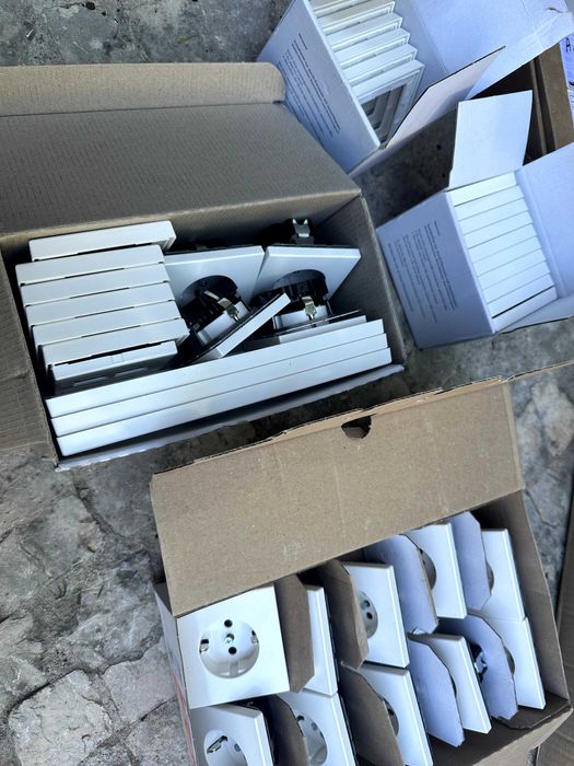 14 Tomadas JUNG SCHUKO + Molduras NOVAS / 14 plugs NEW