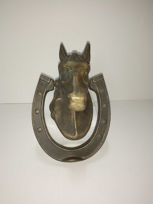 Batente de porta, em forma de cabeça de cavalo e ferradura, em latão