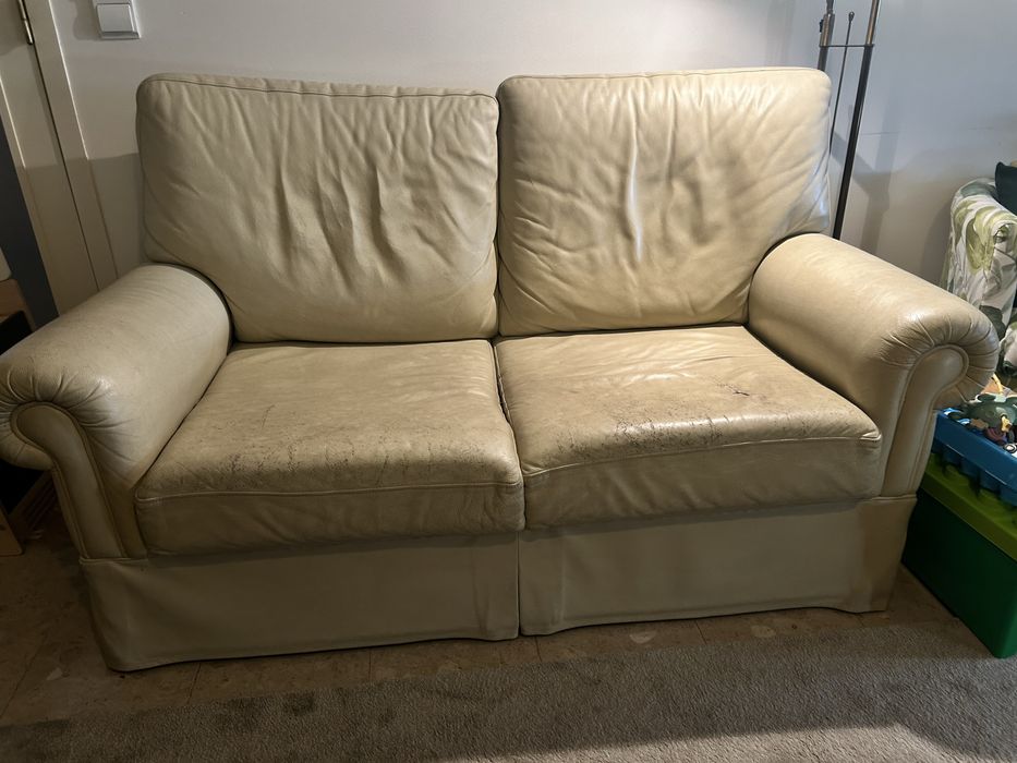 Sofa em pele beje, com sofa cama