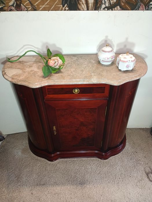 Móvel sapateira em raiz de cerejeira com pedra em granito.
Completamen