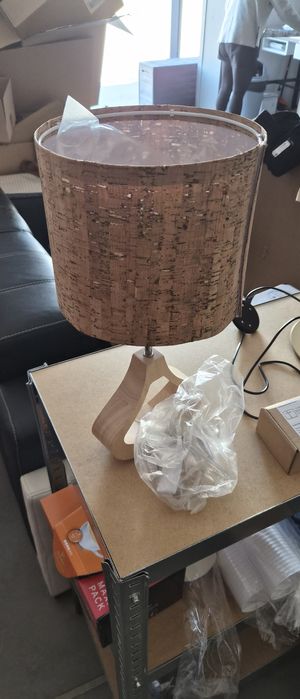 Lampa stojąca drewno korek