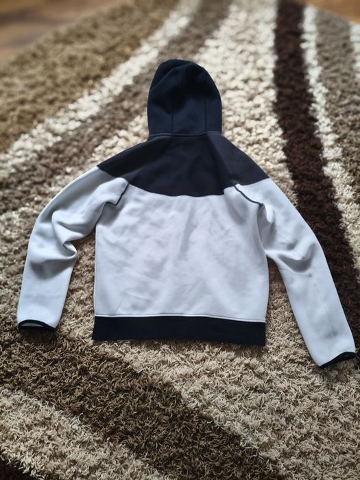NIKE Tech Fleece.