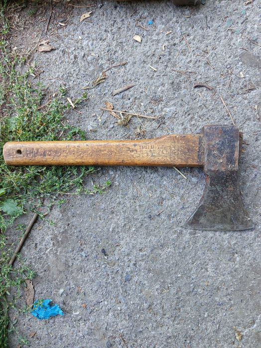 Продам топор 1975г., лопаты, топоры, молотки.