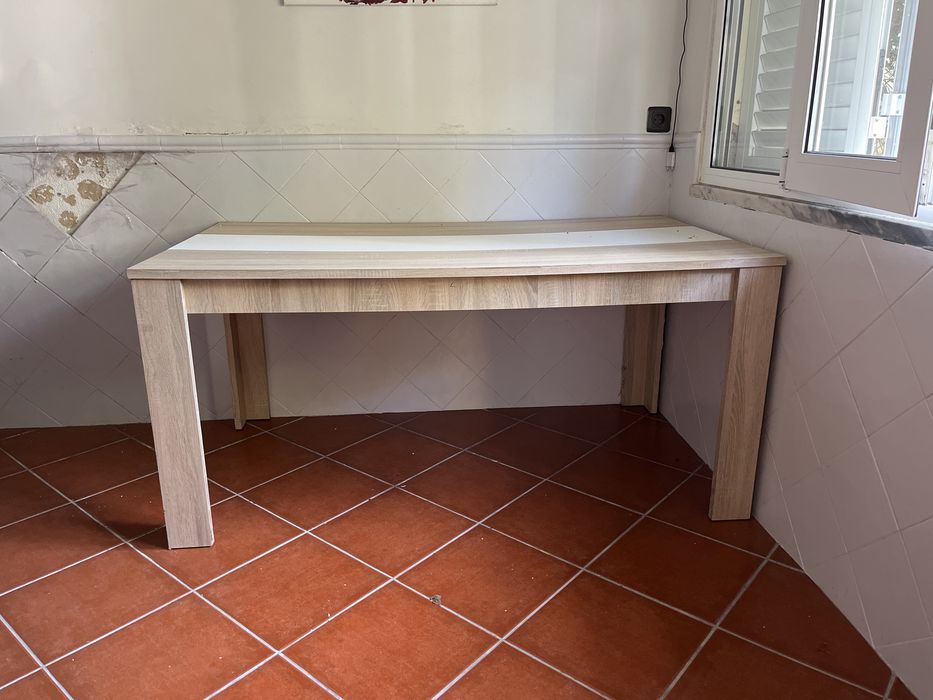 Mesa e cadeiras