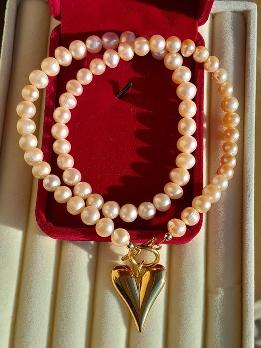 Bransoletka z naturalnymi beżowo złotymi perłami.