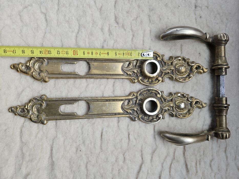 Klamki mosiężne z szyldami - odległość 9 cm