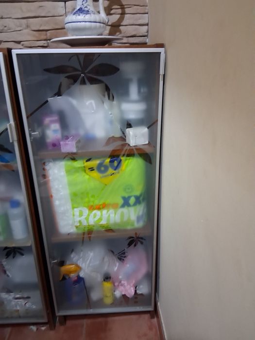 Movel com 3 parteleiras,e porta em vidro