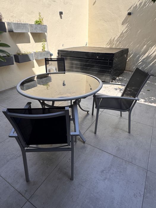 Mesa redonda de exterior Ø120 cm | tampo em vidro preto | 5–6 pessoas