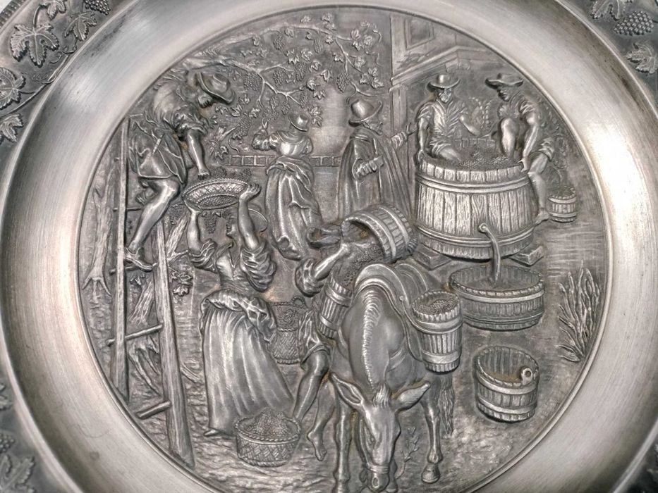 Lindíssimo prato decorativo SKS Design em Estanho- Vindima