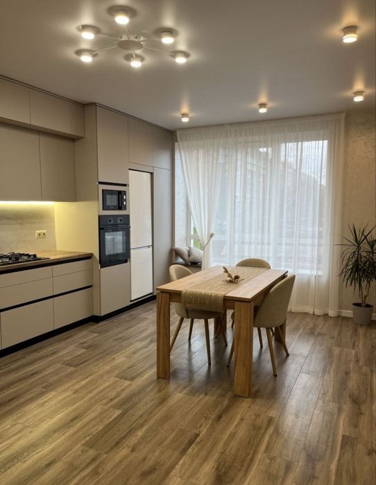 1,5 к квартира, Виставка