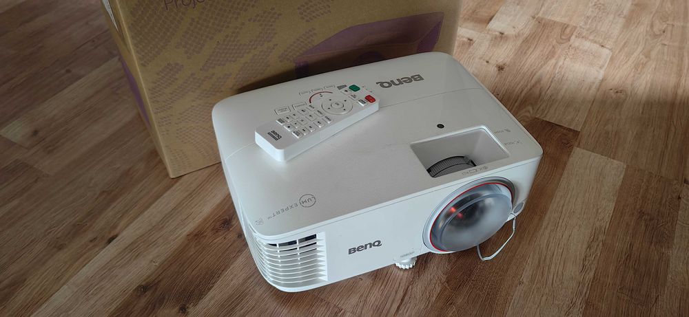 Projektor do gier Benq th671st (nie ma zasilania) + ekran elektrycznie rozwijany