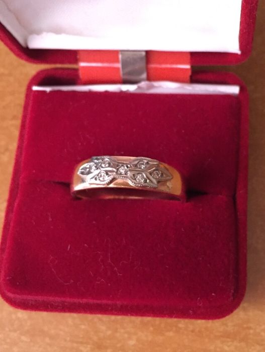 Золотое кольцо с бриллиантиками